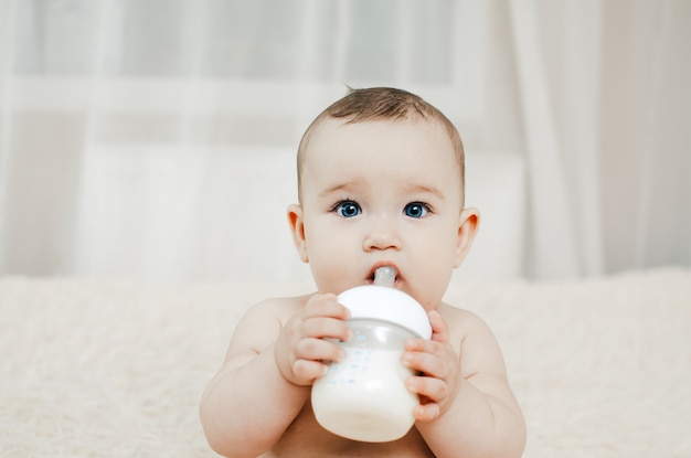 Piccoli bambini espressivi in posa