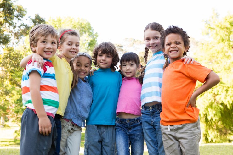 Foto piccoli bambini sorridendo alla telecamera