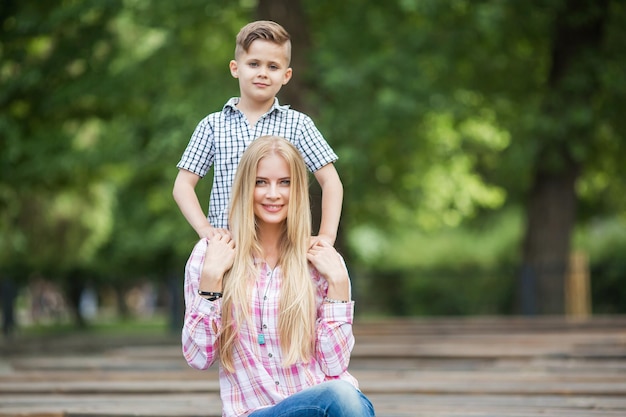 Piccoli bambini svegli che giocano a frisbee all'aperto