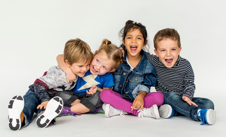 Foto piccoli bambini svegli che si divertono insieme