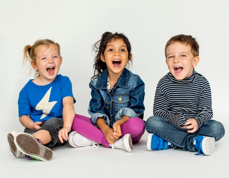 Foto piccoli bambini svegli che si divertono insieme