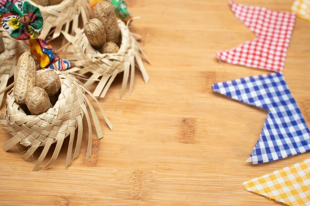 Piccoli cappelli di paglia ripieni di arachidi con decorazioni brasiliane festa junina