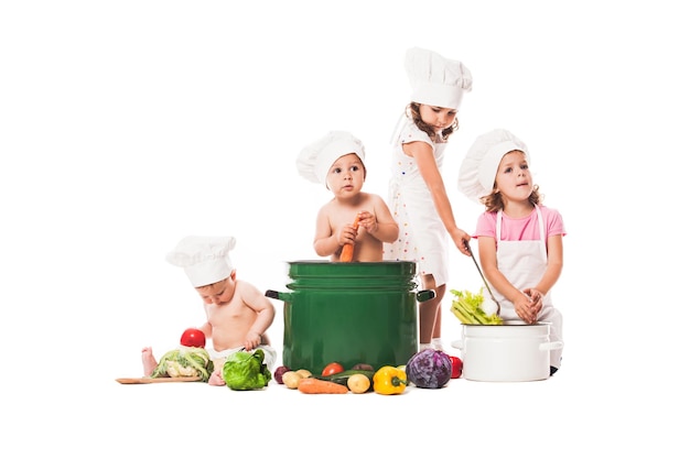 Piccoli chef cucinano