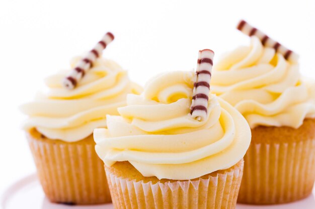 Piccoli cupcakes al cioccolato bianco al bar del deserto.