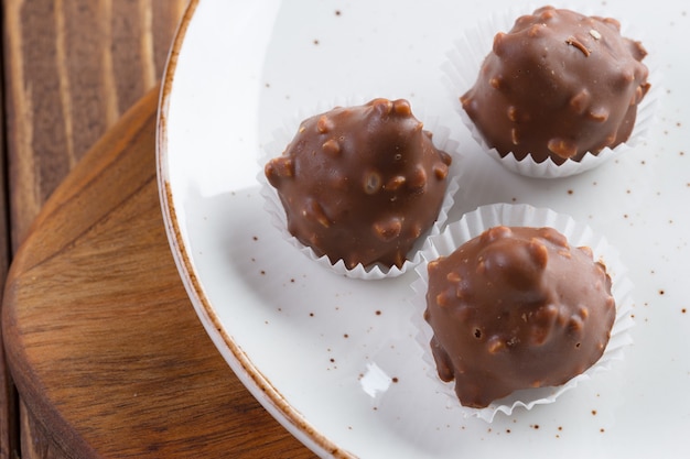 Piccoli dolci al cioccolato con noci si chiudono