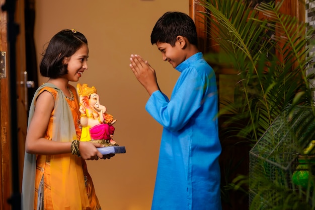 Piccoli fratelli indiani con Lord Ganesha