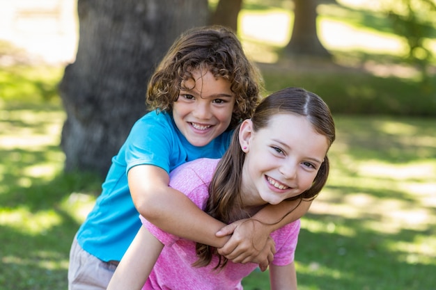 Piccoli fratelli sorridendo alla telecamera