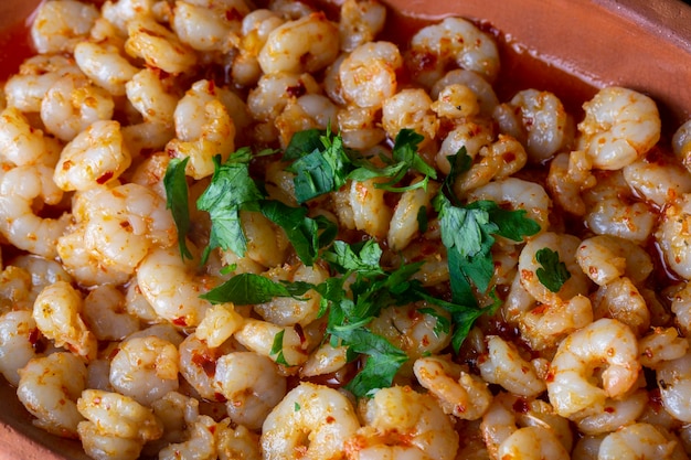 Piccoli gamberi fritti con salsa, gamberi in casseruola al burro (nome turco; cimcim karides tava o Tereyağlı Güveç Karides)