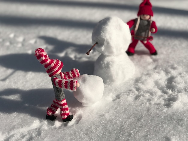 Piccoli giocattoli nella fase di costruzione di un pupazzo di neve