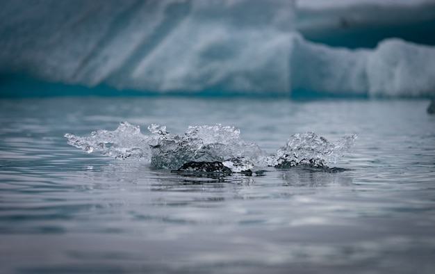 Piccoli iceberg galleggianti nella laguna glaciale di Jokulsarlon, Islanda