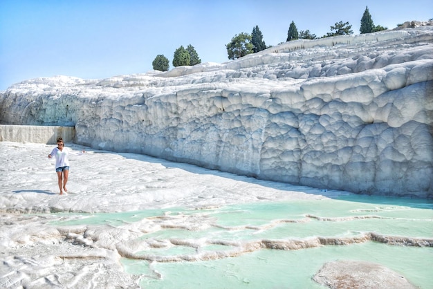 Piccoli laghi di travertino color smeraldo della Montagna Bianca e una ragazza turistica Pamukkale Turchia