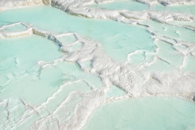 Piccoli laghi di travertino color smeraldo della Montagna Bianca Pamukkale Turkiye