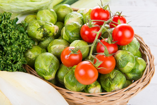 Piccoli pomodori e cavoletti di Bruxelles