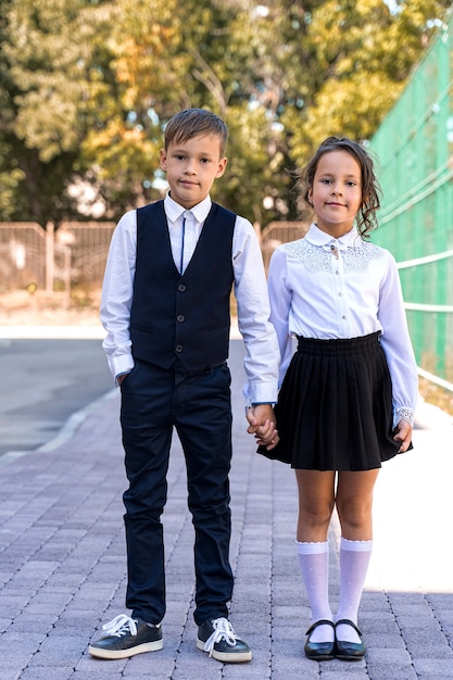 Piccoli scolari belli e intelligenti venivano a scuola