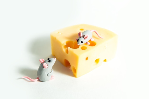 Piccoli topi di plasticina e un pezzo di formaggio con buchi