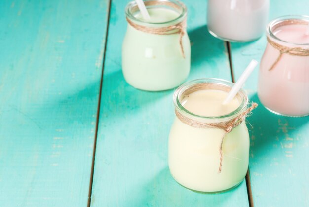 Piccoli vasetti con frullato o frappè