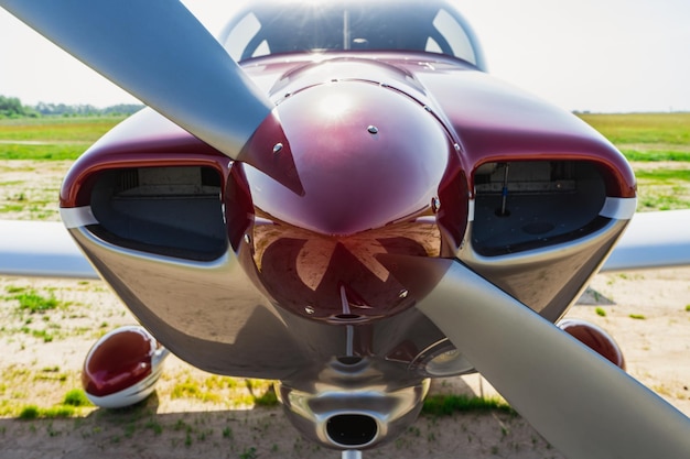 Piccolo aereo bianco privato prima del volo. Vista frontale. Avvicinamento.