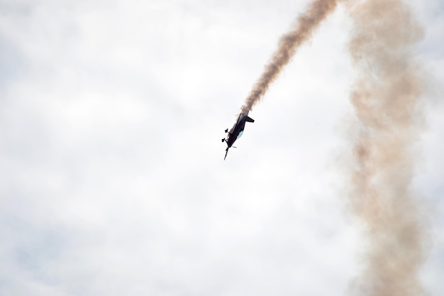 Piccolo aereo che fa acrobazioni su un cielo