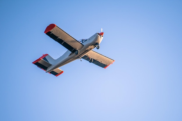 Piccolo aereo monoposto che vola nel cielo blu