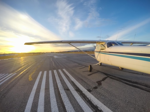 Piccolo aeroplano che decolla dalla pista di un aeroporto