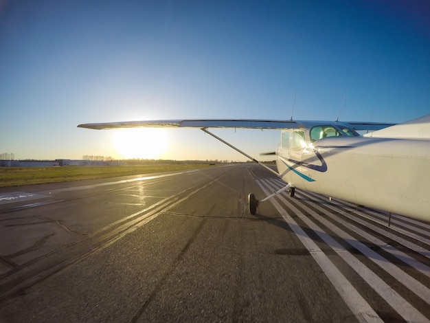 Piccolo aeroplano che decolla dalla pista