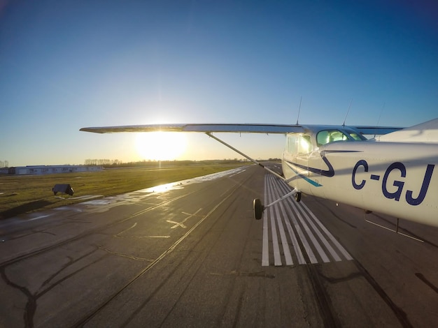 Piccolo aeroplano che decolla dalla pista