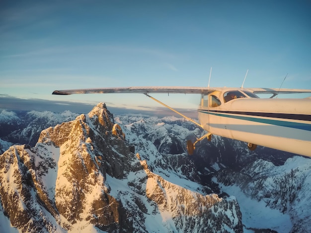 Piccolo aeroplano che vola vicino alle montagne rocciose di Candian