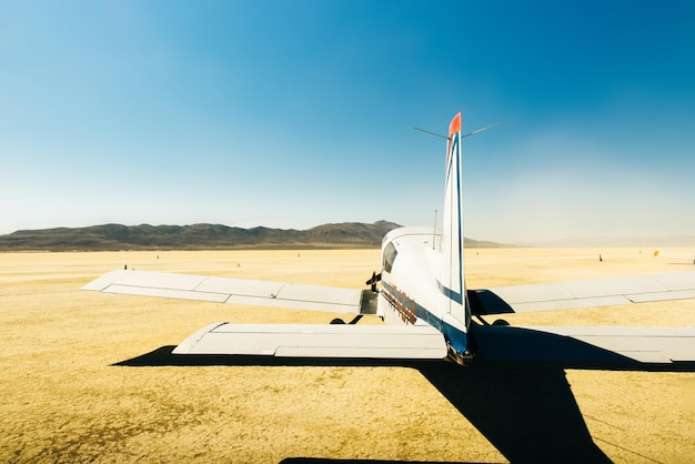 Piccolo aeroplano nel deserto con un cielo blu e il sert tutto intorno agli Stati Uniti