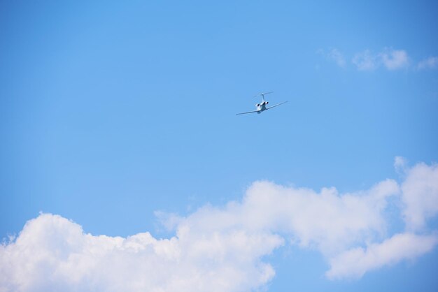 piccolo aeroplano retrò, cielo azzurro sullo sfondo