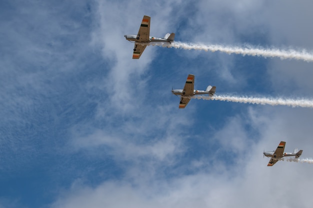 Piccolo aeroplano retrò, cielo blu chiaro