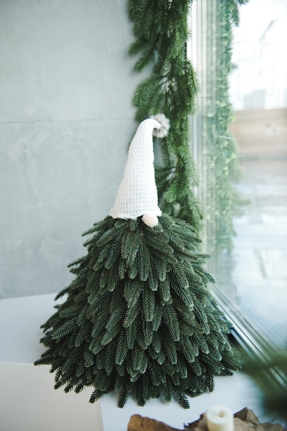 Piccolo albero di Natale in un cappello. Decorazioni natalizie per interni