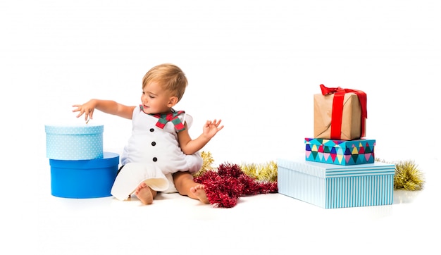 Piccolo bambino adorabile vestito come un pupazzo di neve alle feste di Natale su fondo bianco isolato