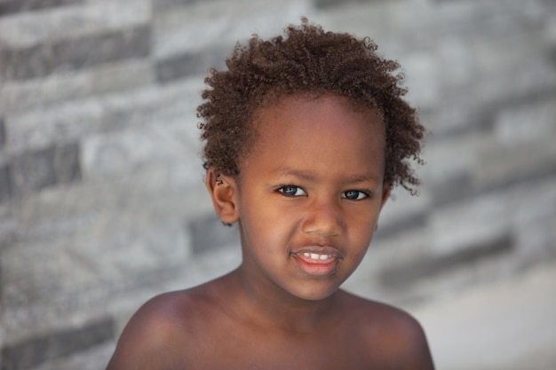 Piccolo bambino africano tre anni fuori