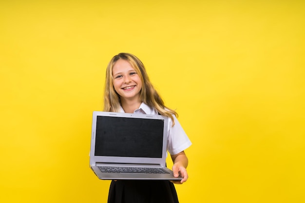 Piccolo bambino biondo felice ragazza anni laptop pc computer bambini stile di vita concetto di infanzia