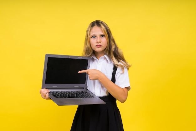 Piccolo bambino biondo felice ragazza anni laptop pc computer bambini stile di vita concetto di infanzia