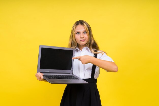 Piccolo bambino biondo felice ragazza anni laptop pc computer bambini stile di vita concetto di infanzia