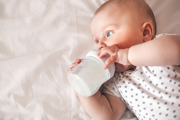 Piccolo bambino carino che mangia formula Feedeng infantile