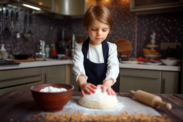 Piccolo bambino che cucina pasta