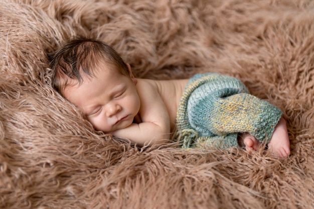 Piccolo bambino che dorme dolcemente