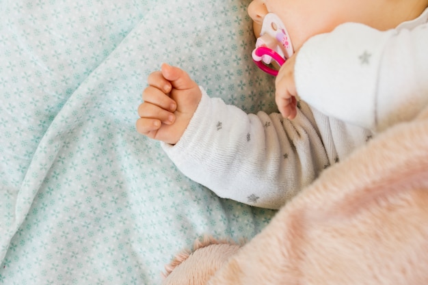 Piccolo bambino che dorme nel letto