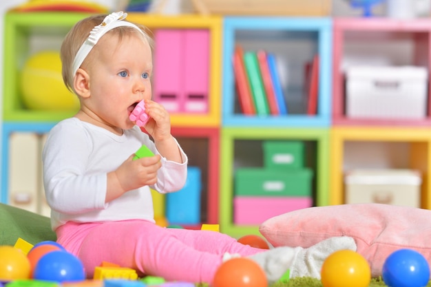 Piccolo bambino che gioca con i giocattoli colorati