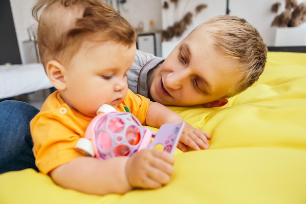 Piccolo bambino che gioca con suo padre