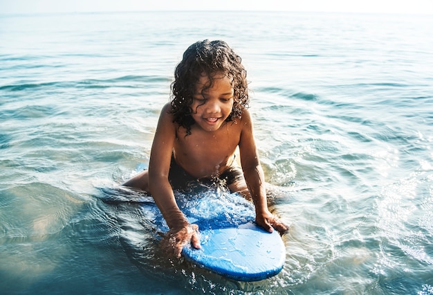 Piccolo bambino che gioca in spiaggia