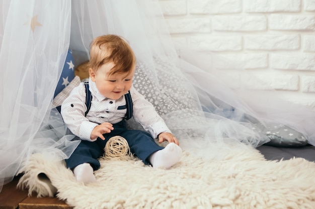 Piccolo bambino che gioca sul tappeto