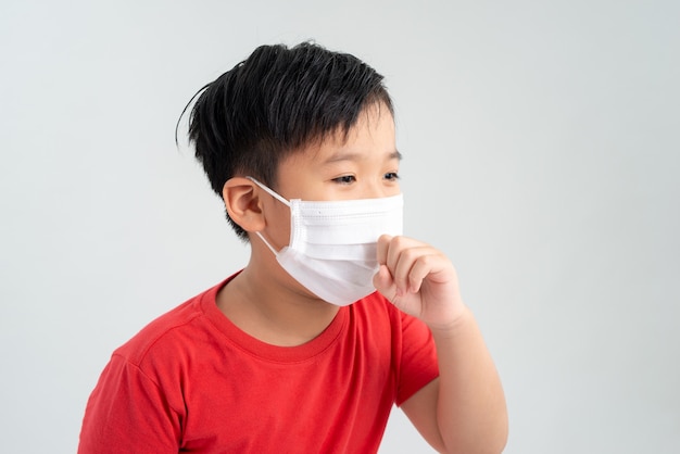 Piccolo bambino che indossa una maschera per il viso