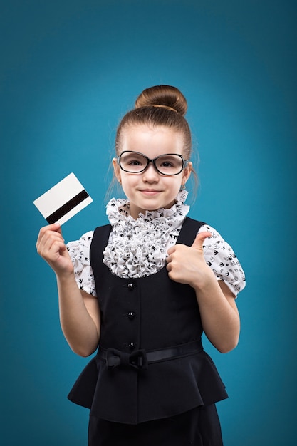 Piccolo bambino con carta di credito vestito da insegnante
