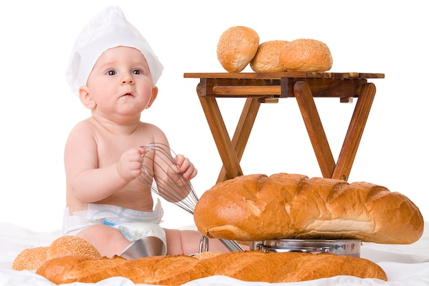 Piccolo bambino con pane isolato su bianco