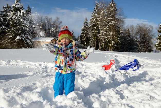 Piccolo bambino di 3 anni che gioca nella neve