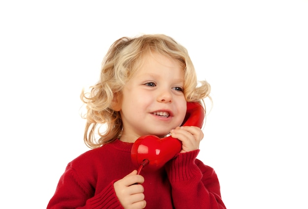 Piccolo bambino divertente che parla sul telefono