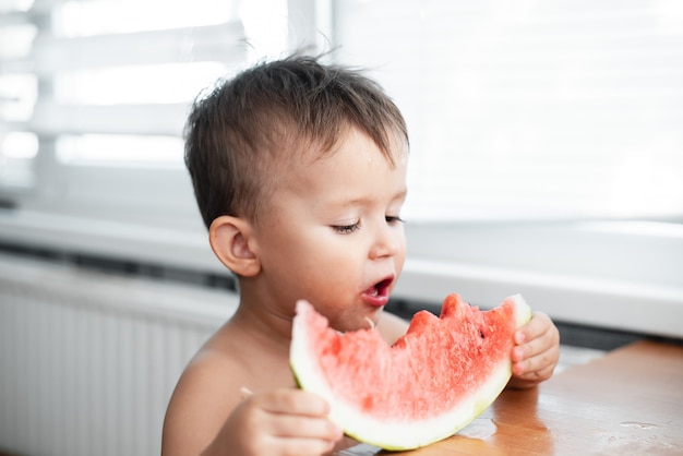 Piccolo bambino espressivo in posa